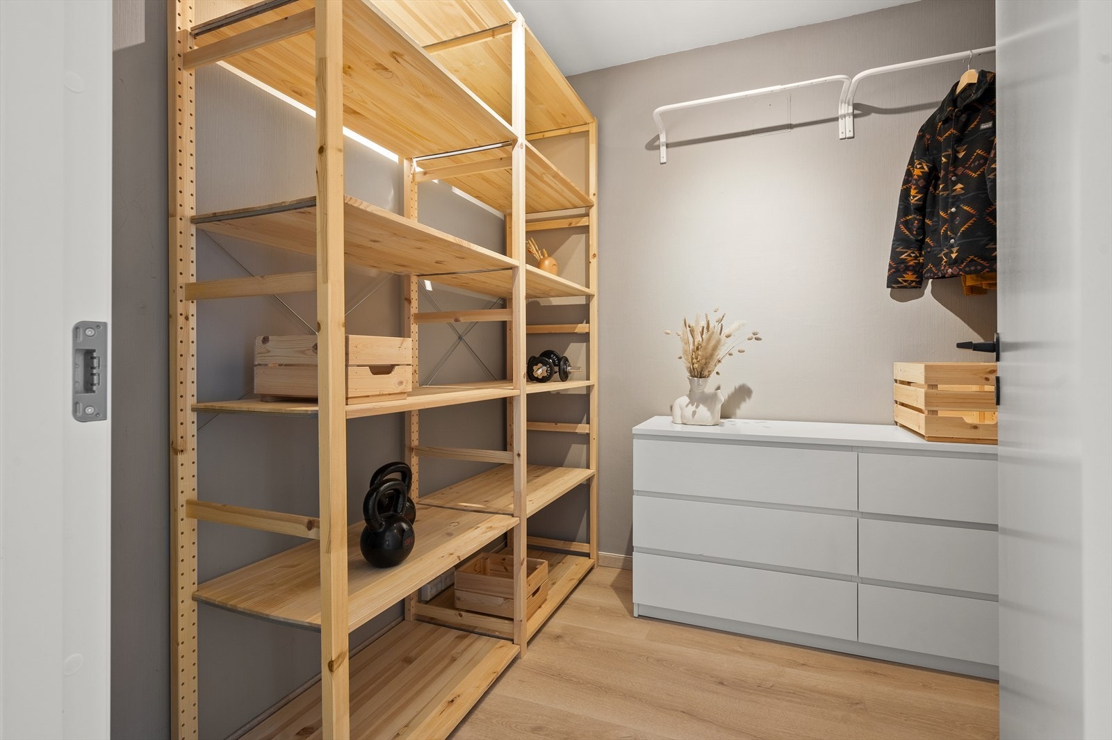 I mellom soverommene er det enpraktisk innvendig bod, her er gode lagringsmuligheter for klær og turutstyr. Galleribilde