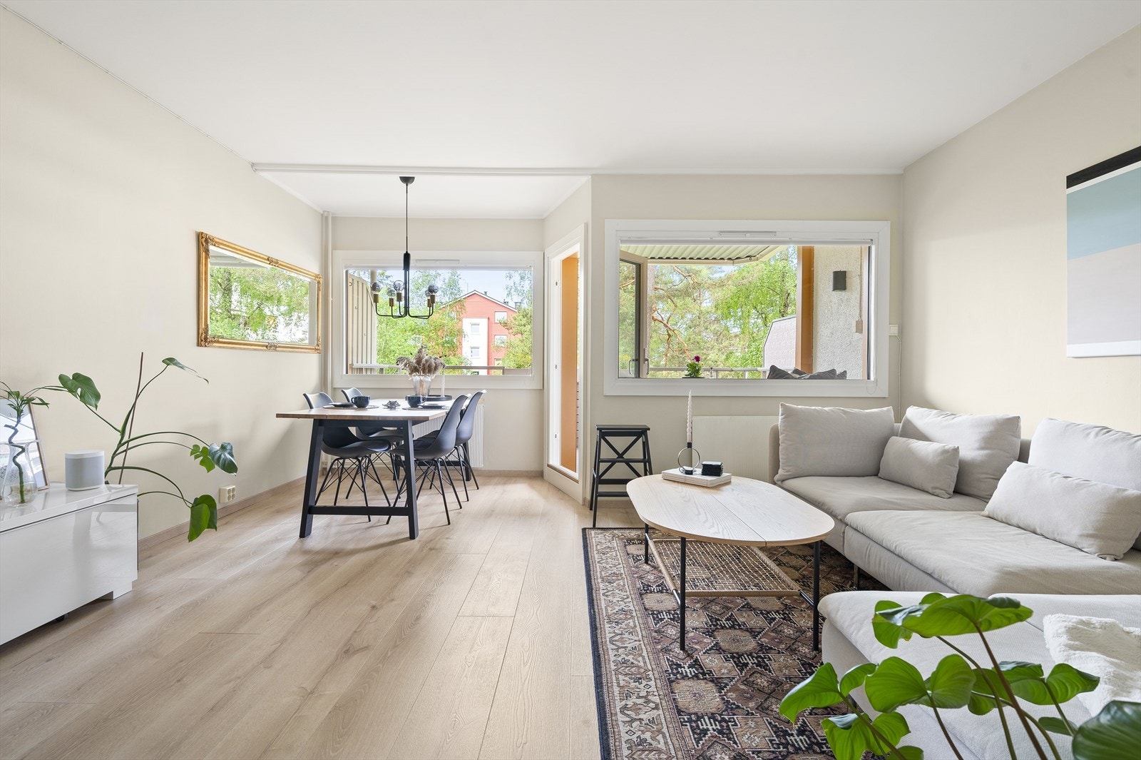 Flott stue med en åpen og god planløsning som gjør det enkelt å innrede etter eget ønske. Galleribilde