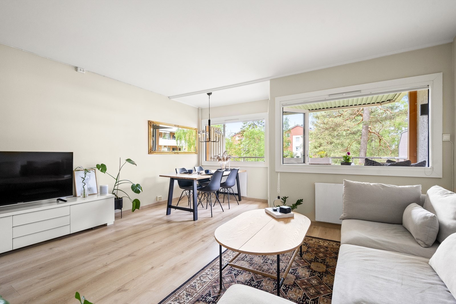 Fyring, varmtvann og kabel-tv (Telia) er inkludert i felleskostnadene. Galleribilde