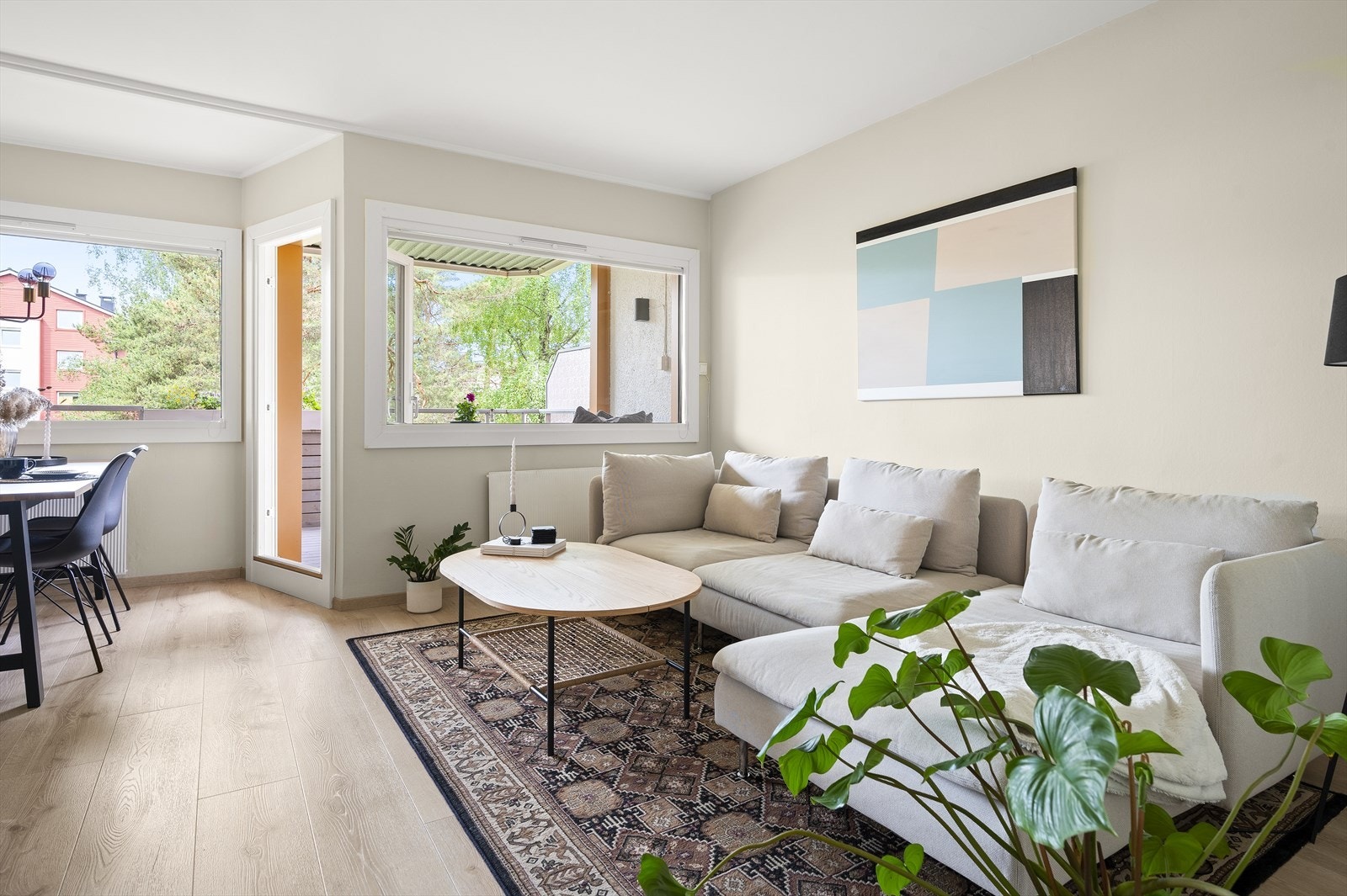 Stuen er lys og romslig med god plass til både en sofagruppe med tilhørende medie- og oppbevaringsmøblement, samt god plass til et spisebord med plass til mange. Galleribilde