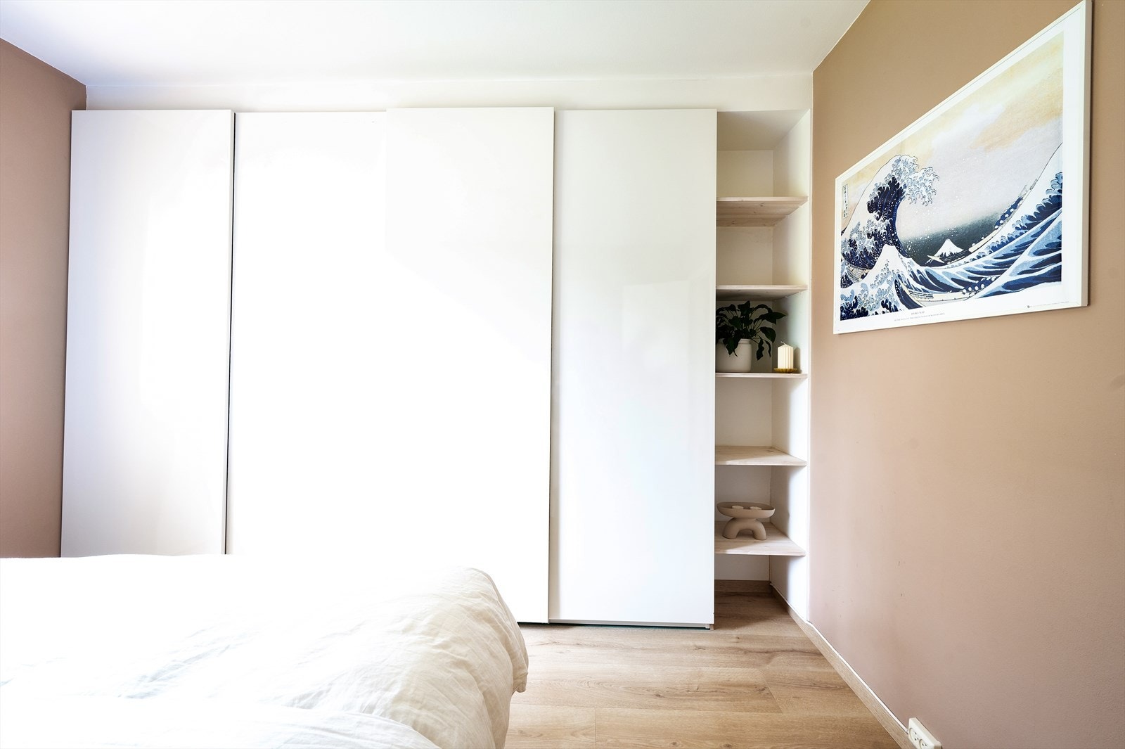 Praktisk skyvedørsgarderobe med fine lagringsmuligheter. Galleribilde