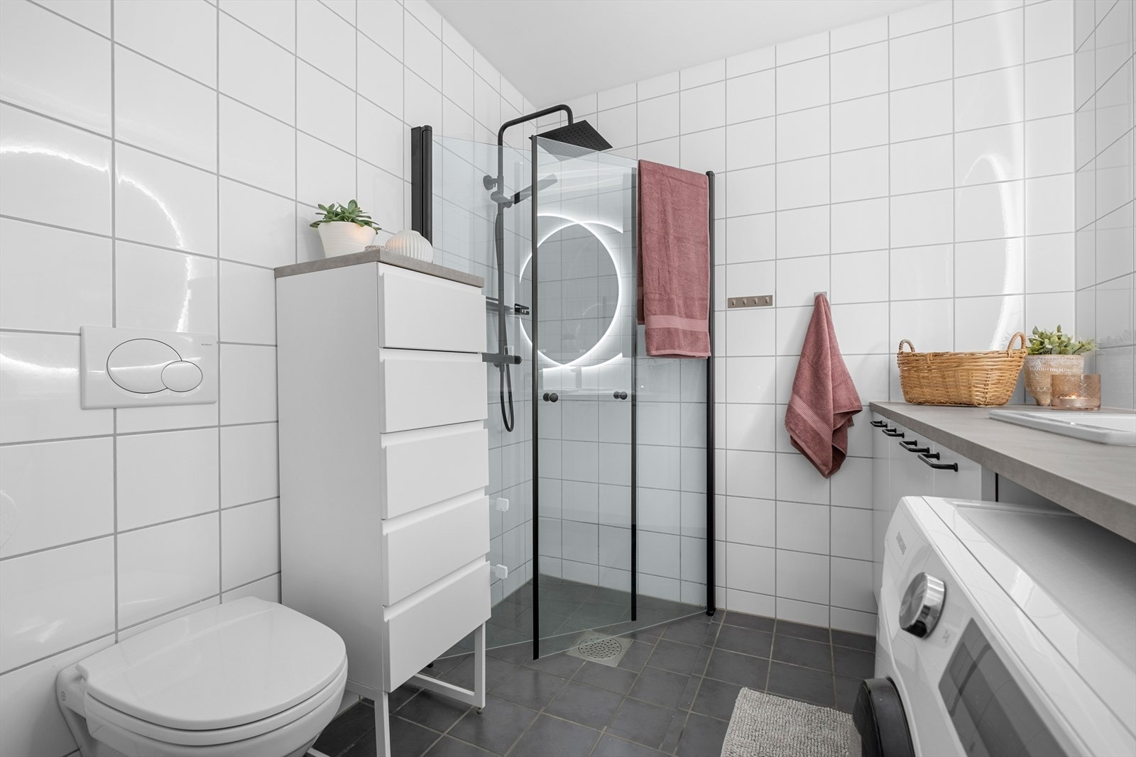 Delikat og moderne baderom med sorte detaljer på 4,3m². Galleribilde