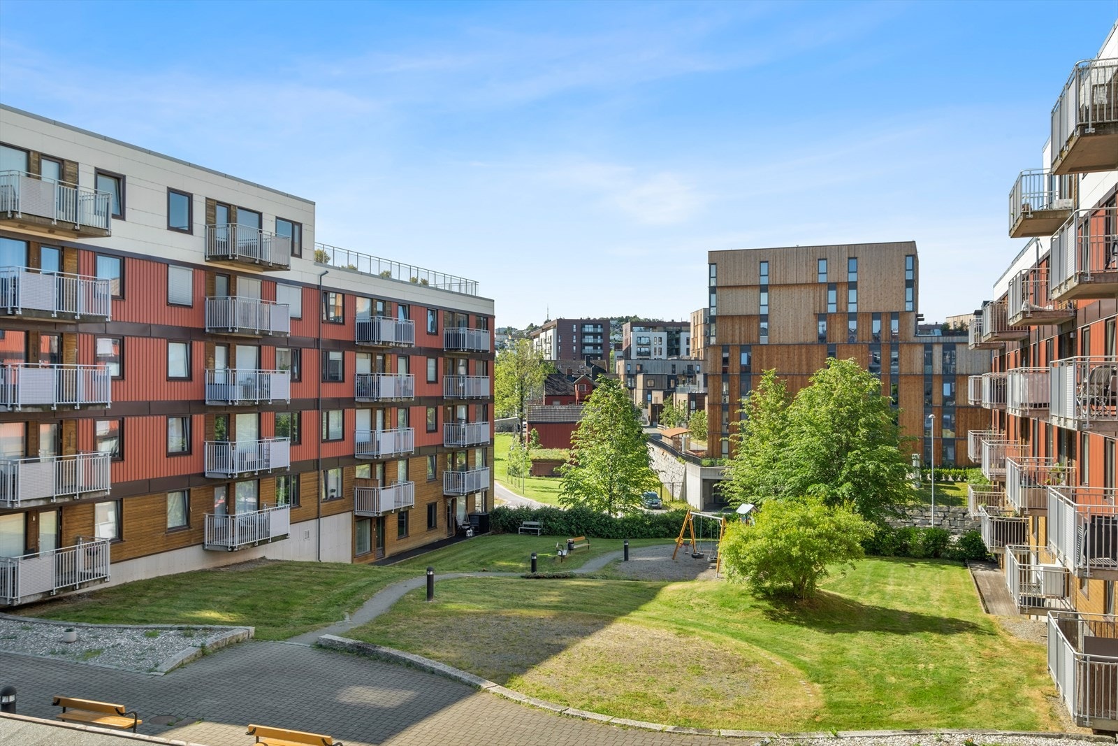 Det er luftig mellom bygningene med et pent opparbeidet fellesområdet. Galleribilde