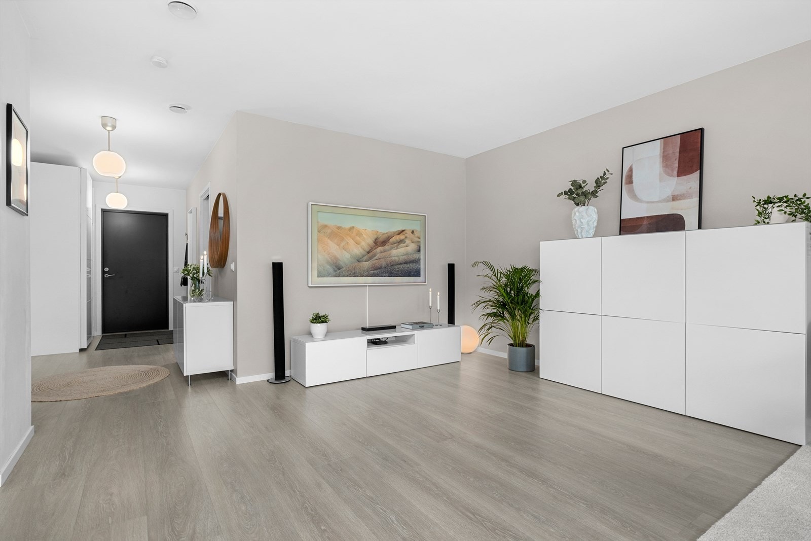 Den åpne løsningen strekker seg over hele 36m², og byr på flere møbleringsmuligheter. Videre er absolutt alt inkludert i felleskostnadene som strømforbruk, fjernvarme, kabel-TV/internett og kommunale avgifter. Galleribilde