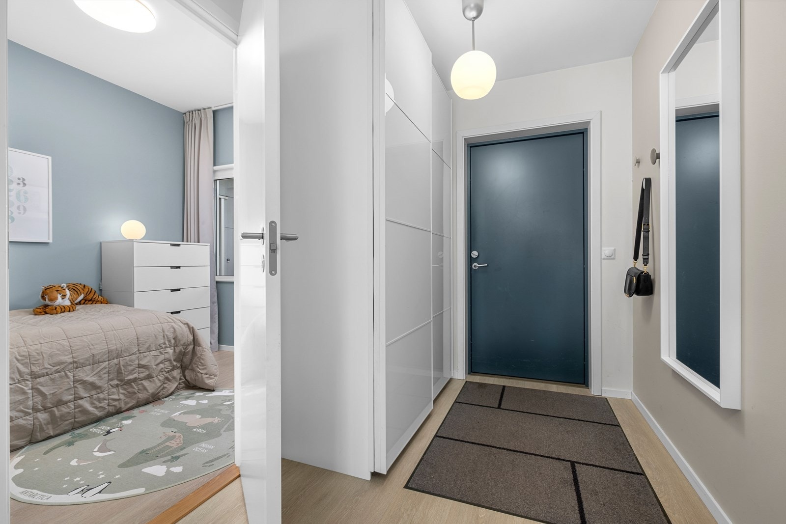 Innbydende gang på hele 10m² med god plass til oppbevaring. Galleribilde