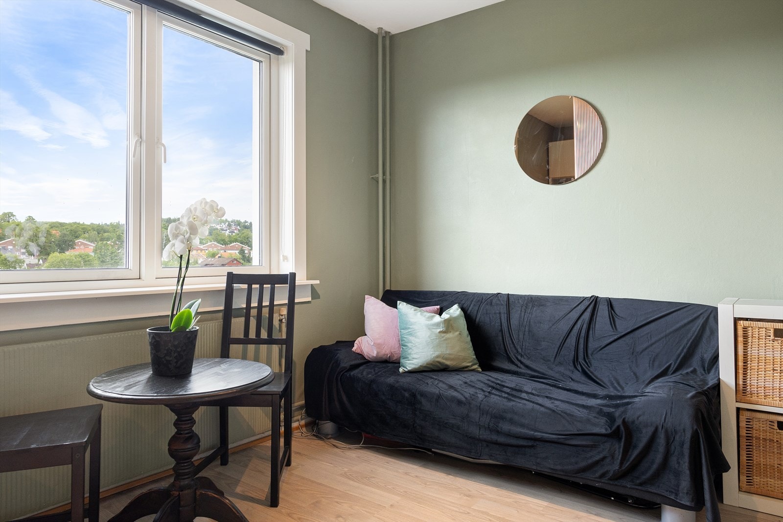 Stort vindu som slipper inn godt med naturlig lys og som har et flott utsyn. Galleribilde