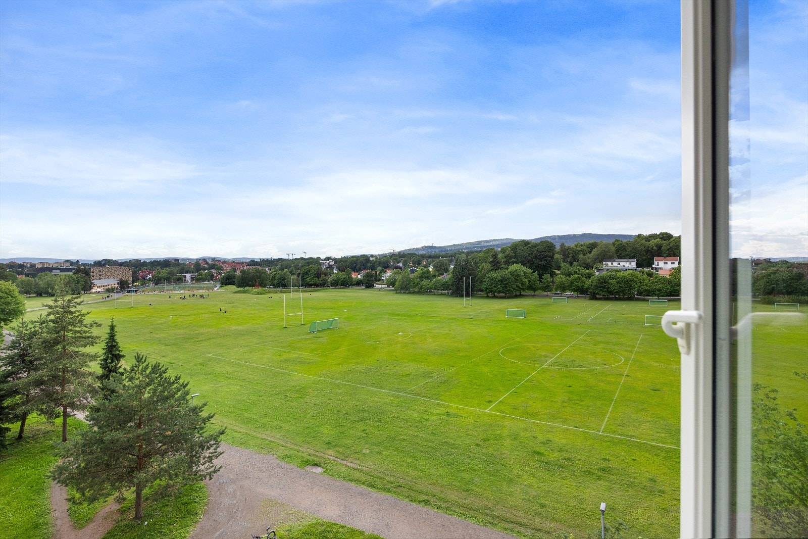 Flott utsikt fra vinduet i retning Holmenkollen. Galleribilde