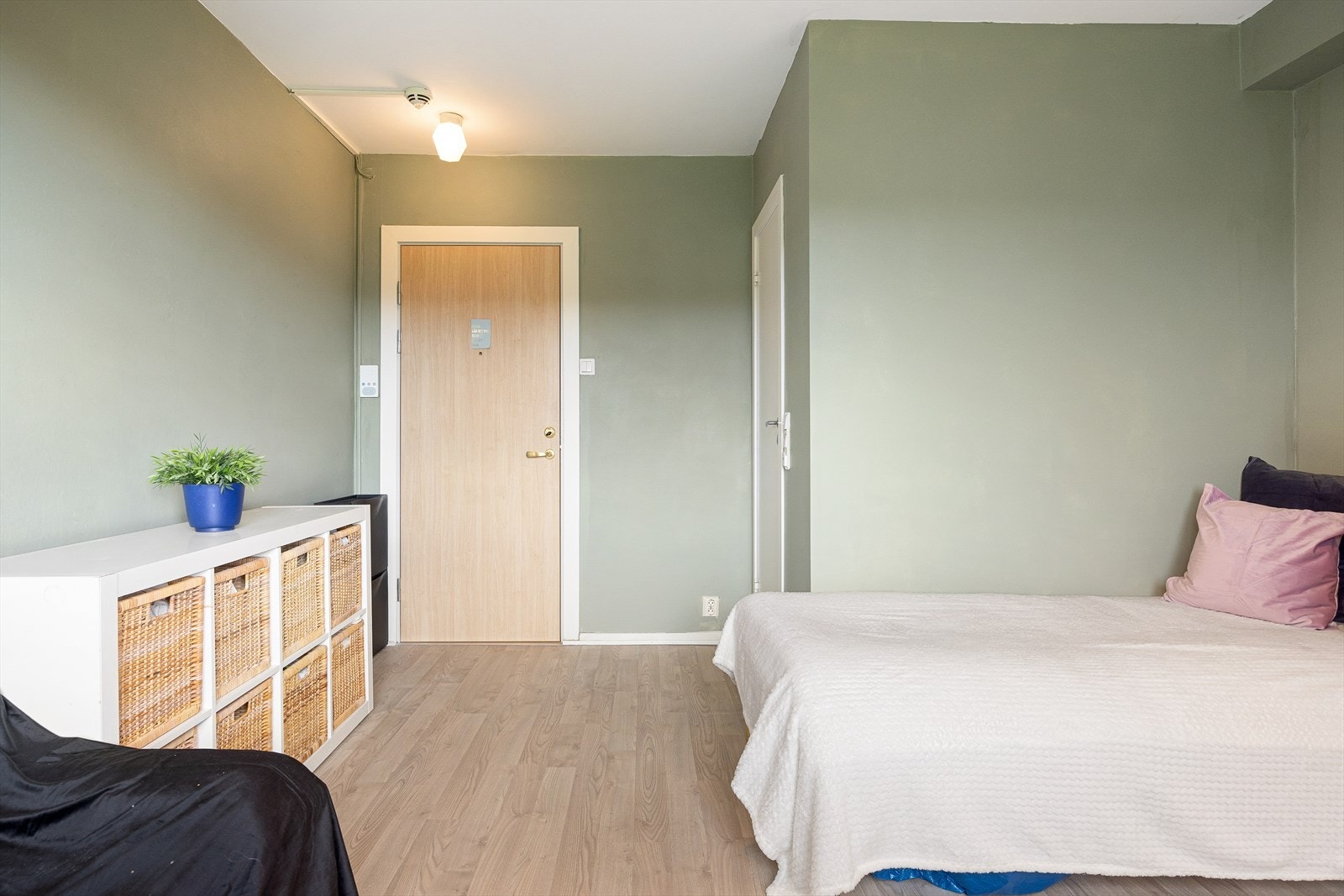 Leiligheten har glatte malte flater, malt i behagelige og moderne farger. Galleribilde