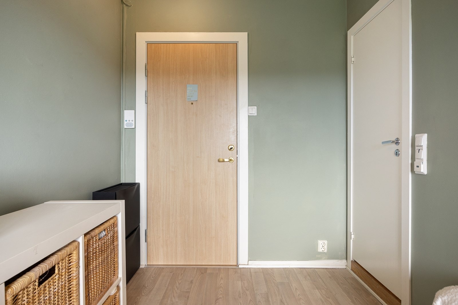 Åpen entré med plass til ytterklær og sko. Galleribilde