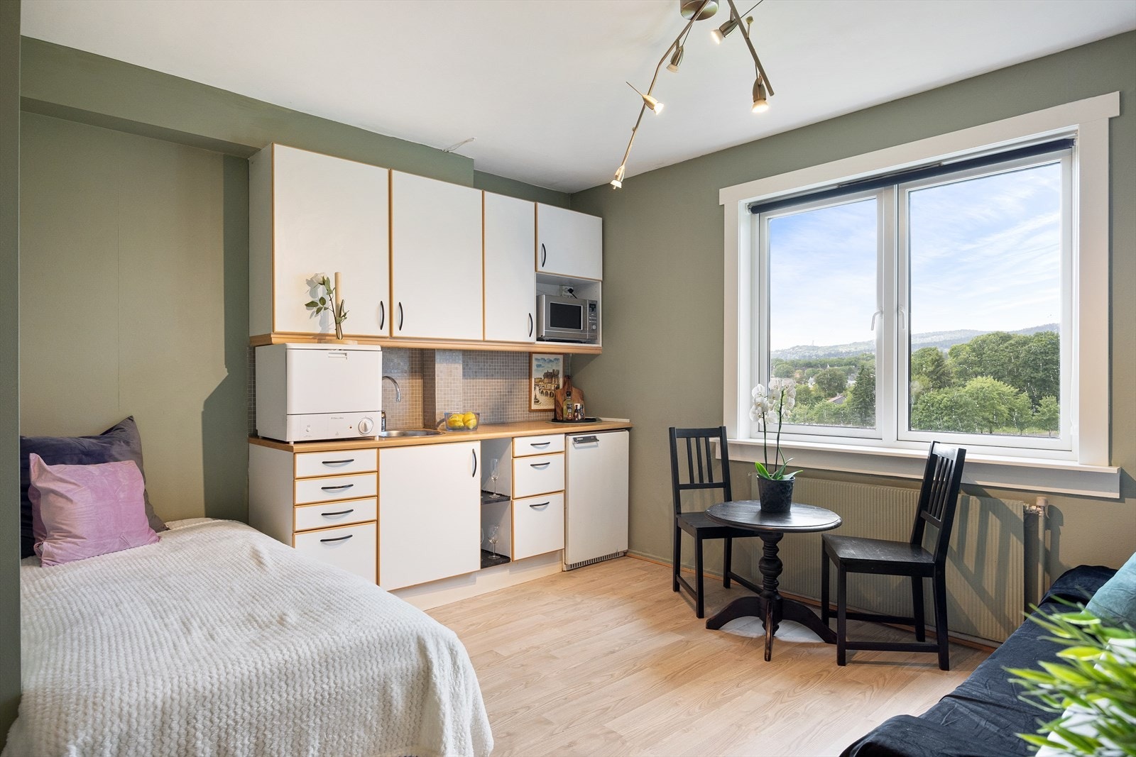 Nordvik v/Konstantin Karlsson ønsker velkommen til en pen og lys leilighet i et svært attraktivt område på Bjølsen. Galleribilde