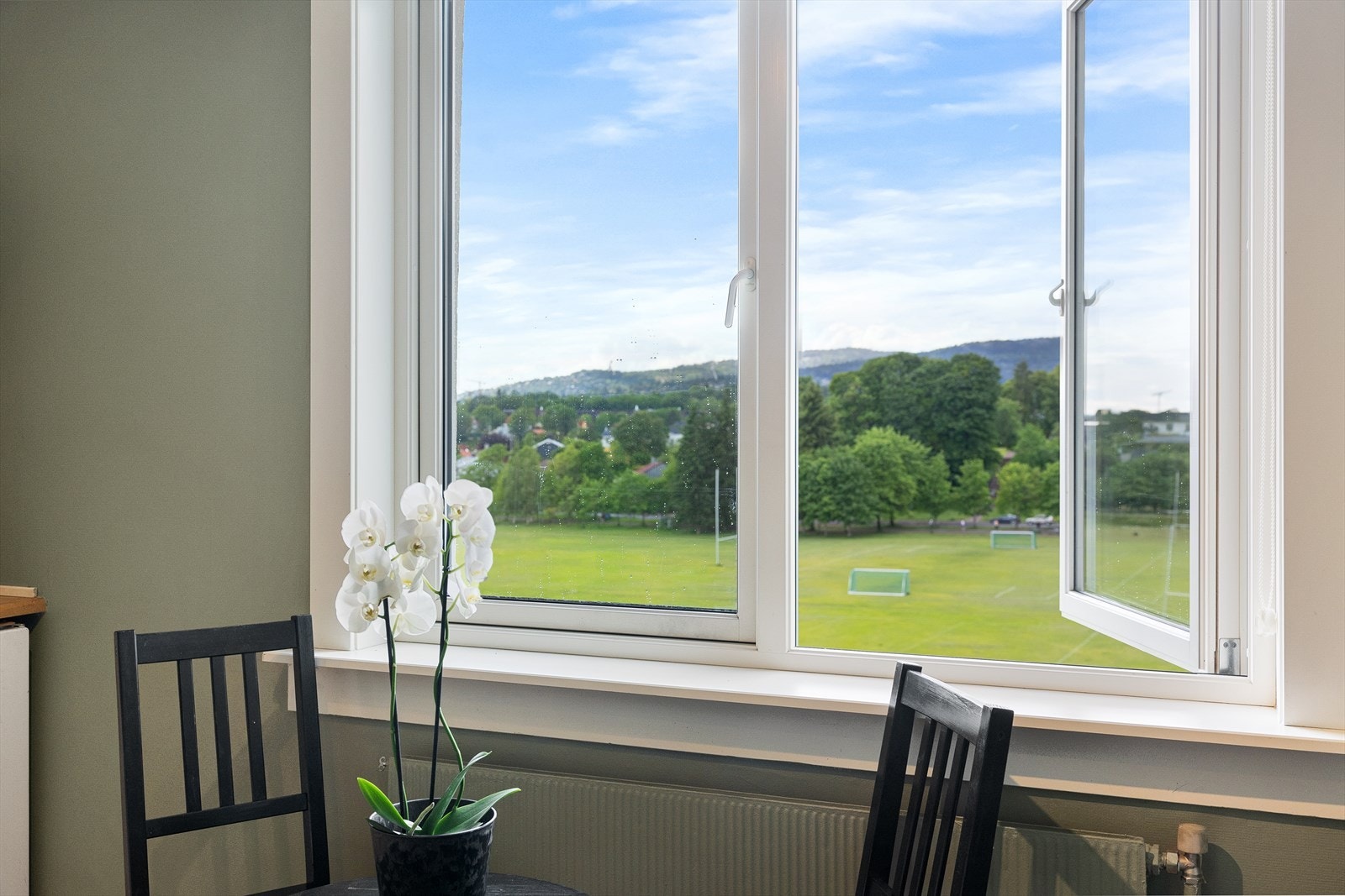 Leiligheten ligger i 5. etasje og byr på en fantastisk, vidstrakt utsikt over Voldsløkka. Galleribilde