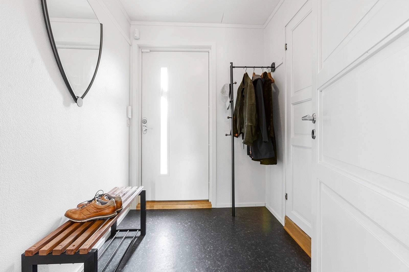 Inngang, utgang, oppgang, entrè... Et sted og sette fra seg paraplyen, rette litt på sveisen og glede seg til å gå ut. Eller bli invitert inn. Førsteinntrykket som skaper forventninger. Galleribilde