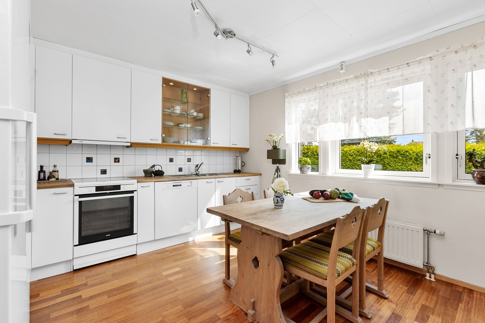 Te for to eller middag for mange. Gode smaker møter nye venner. Det begynner på kjøkkenet. Med friske råvarer, en klype inspirasjon og en smule tålmodighet. Krydder etter smak. Galleribilde