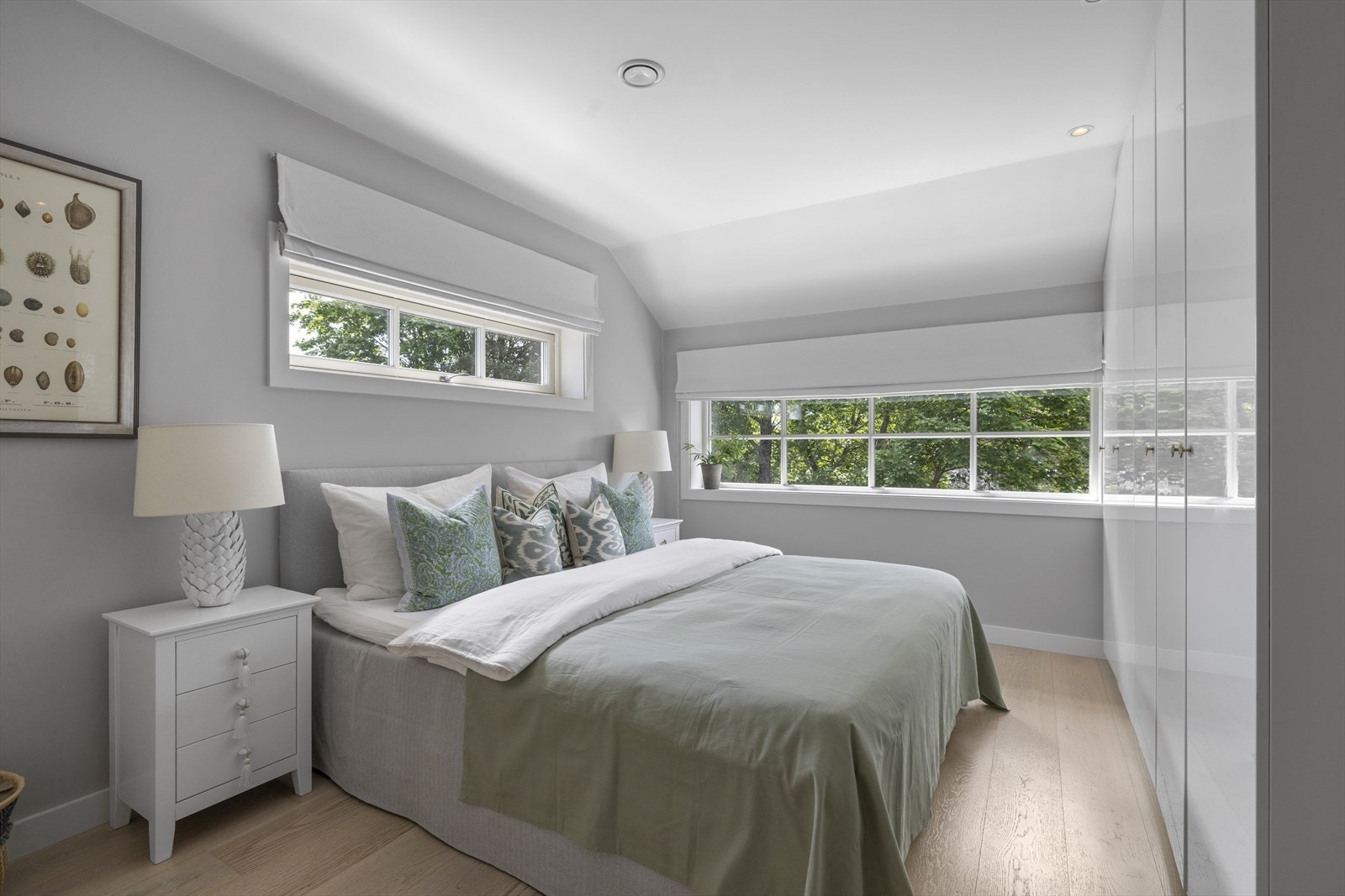 Toppetasjen rommer 4 av husets 5 soverom Galleribilde