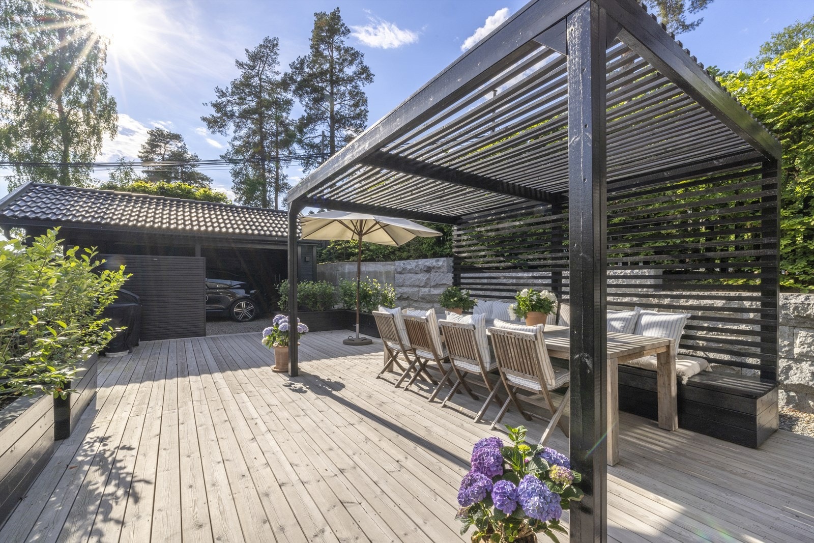 Skjermet og fin terrasse med pergola Galleribilde