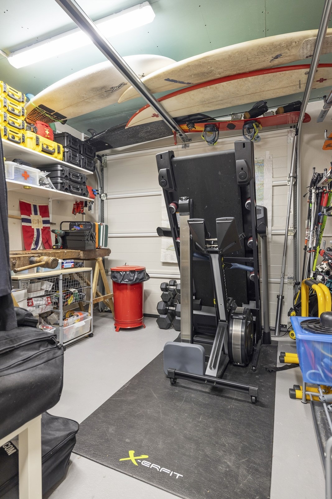 Integrert garasje med automatisk port Galleribilde