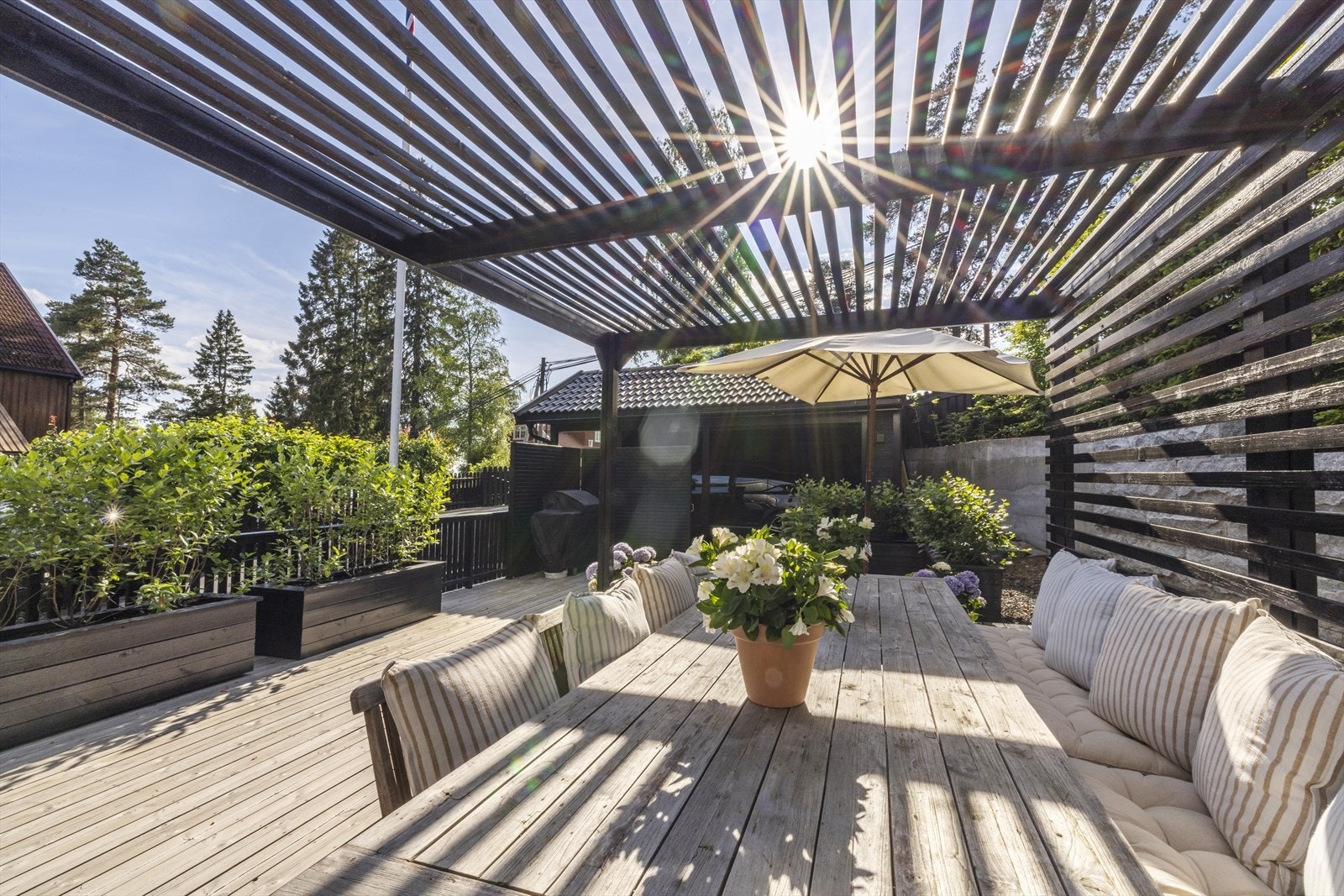 Flott opparbeidet uteareal med hage og store terrasseplattinger. Velkommen til Stjerneveien 3B! Galleribilde