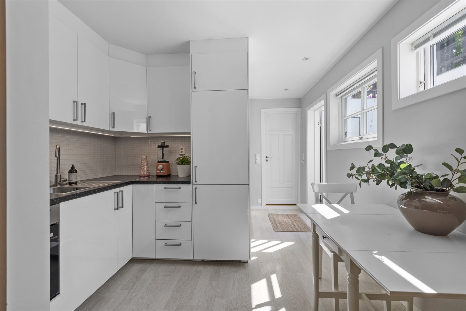 Hybeldel med kjellerstue med egen inngang og åpen kjøkkenløsning Galleribilde