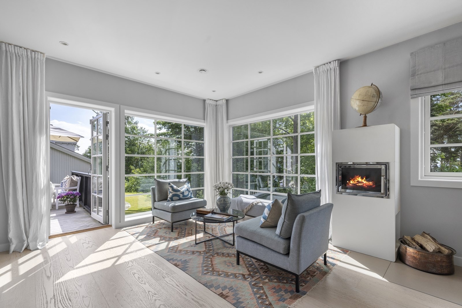 Hele 1. etg. er i åpen løsning, har store vinduer og oppleves som lys og romslig Galleribilde