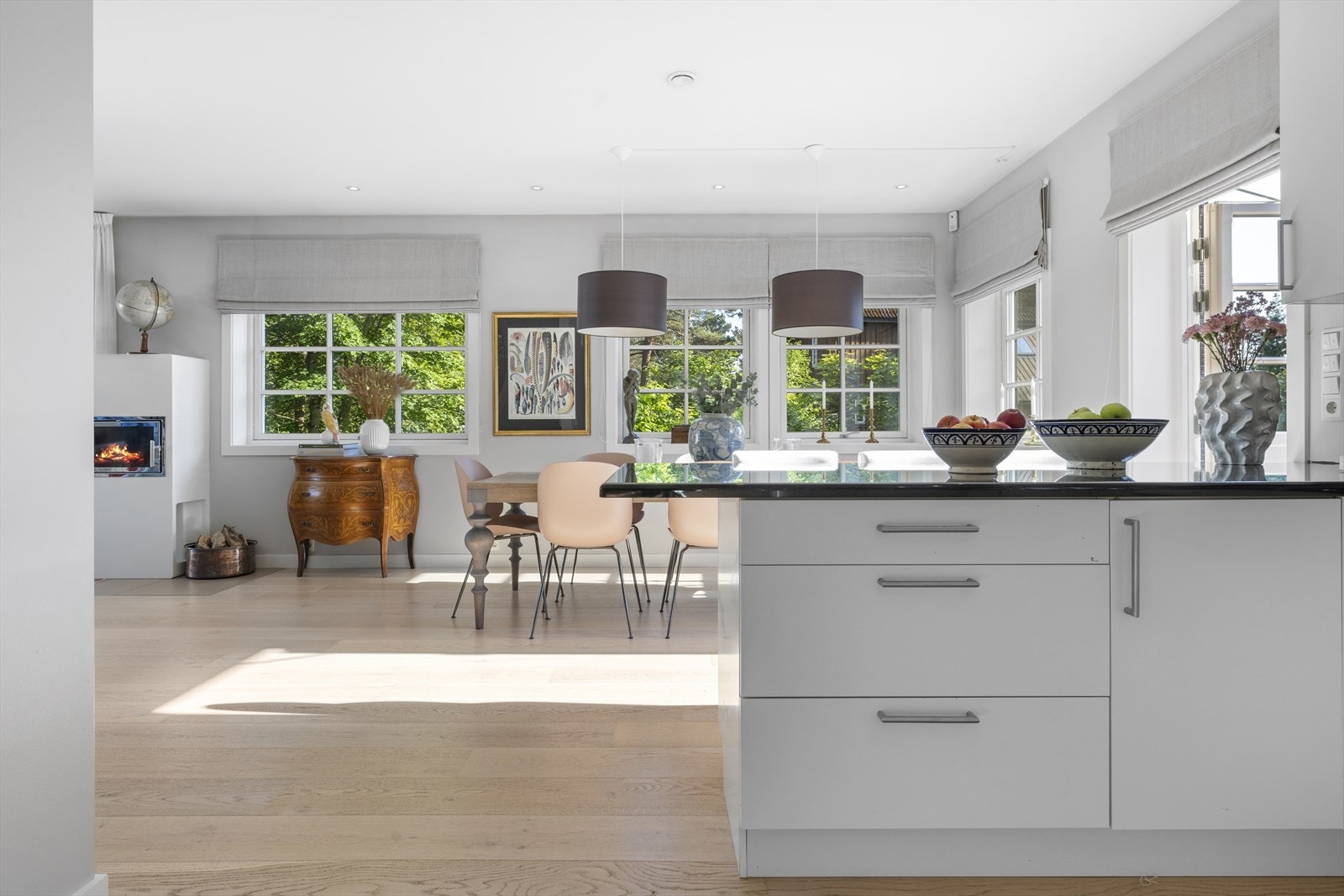 Praktisk halvøy med lagring og barløsning Galleribilde