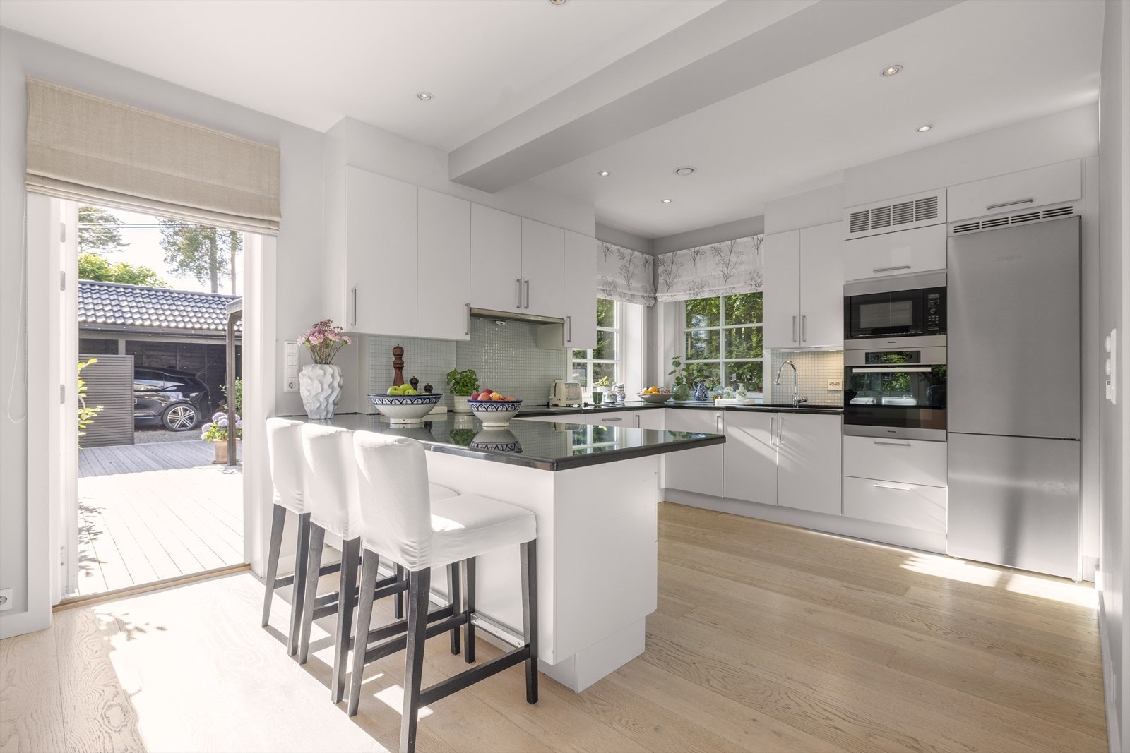 Stilig og innholdsrikt kjøkken Galleribilde