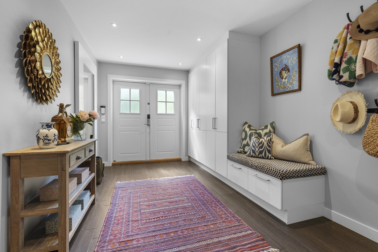 Romslig entré med direkte utgang til garasjen Galleribilde