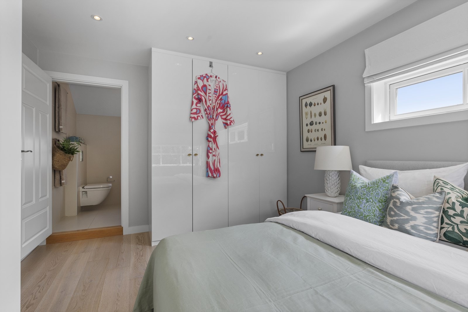 Hovedsoverom med garderobe og en-suite bad Galleribilde