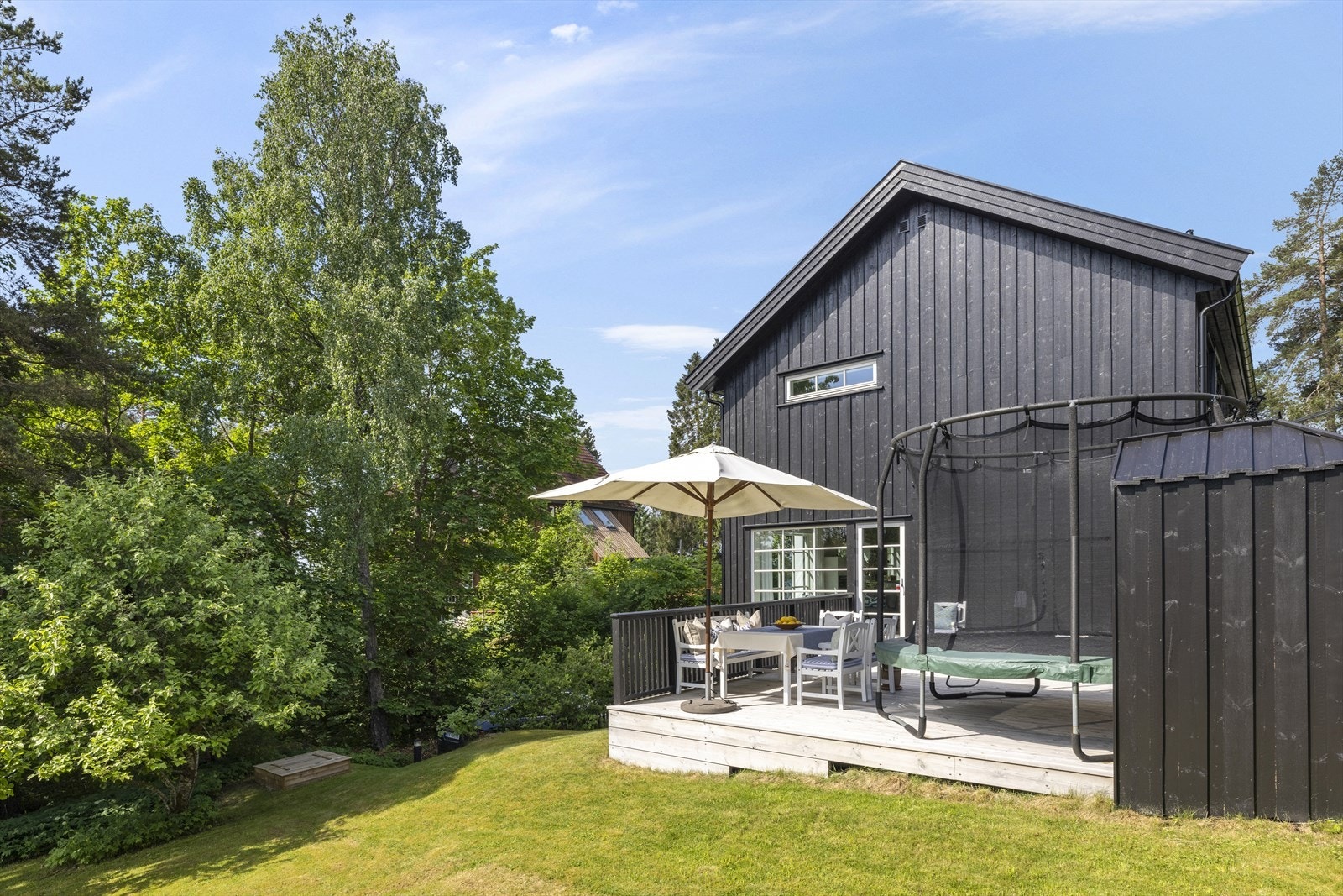 Direkte adkomst fra terrassen ut i hagen Galleribilde