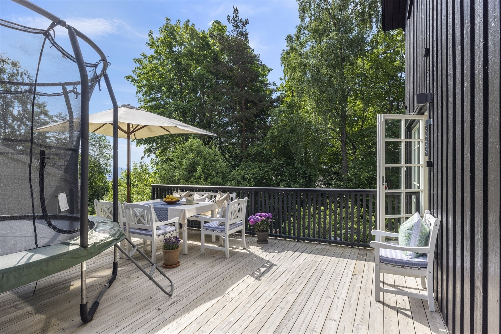 Østvendt terrasse på ca. 35 m² Galleribilde