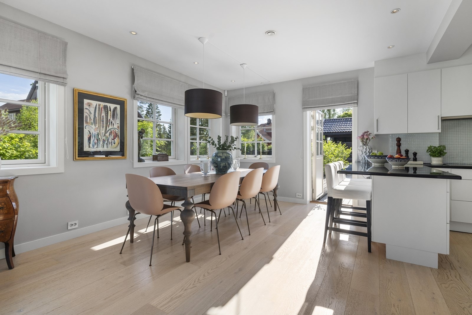 Spisestuedel med utgang til vestvendt terrasse på ca. 54 m² Galleribilde