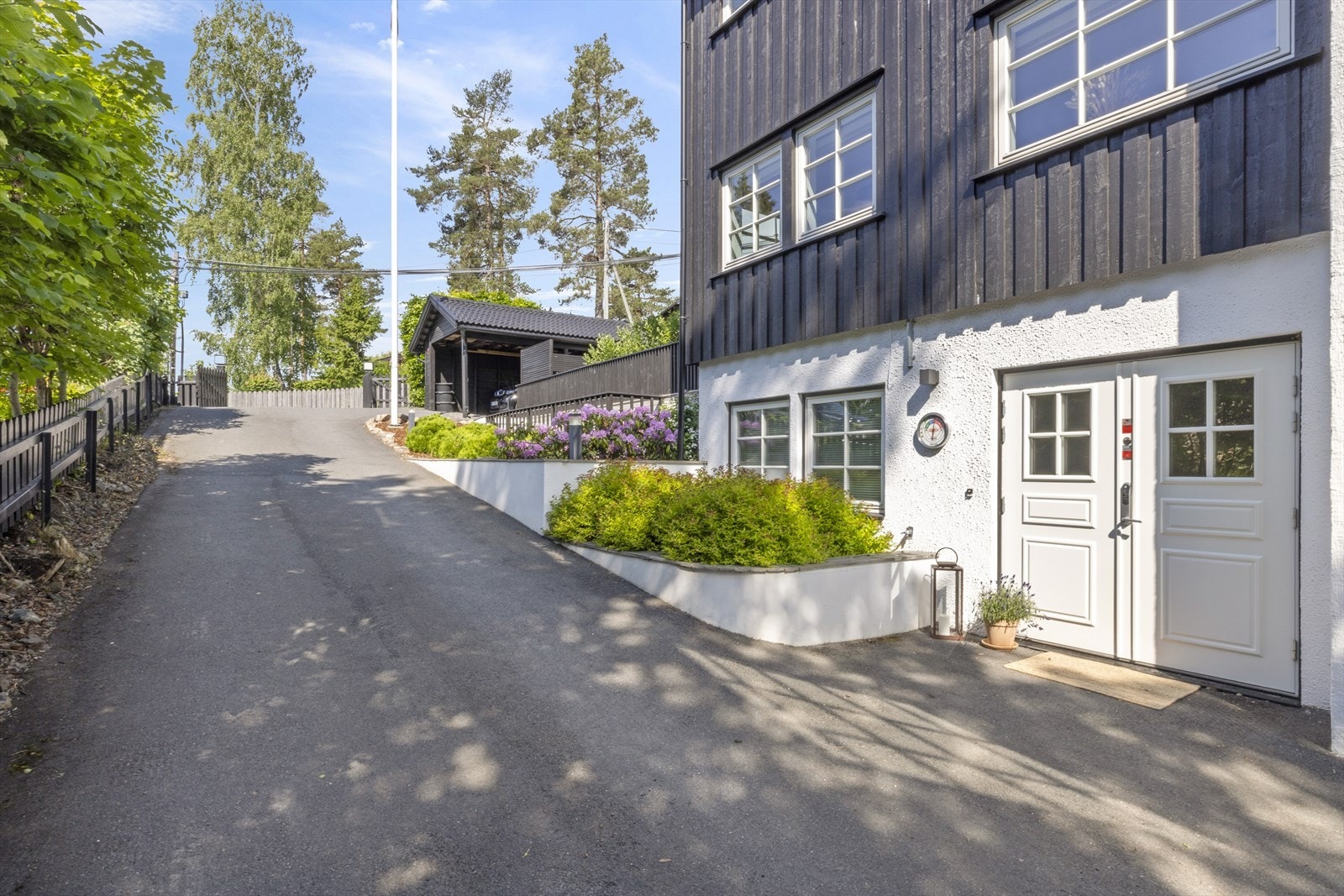 Nedkjøring ned til inngangsparti, parkeringsplass og garasje Galleribilde