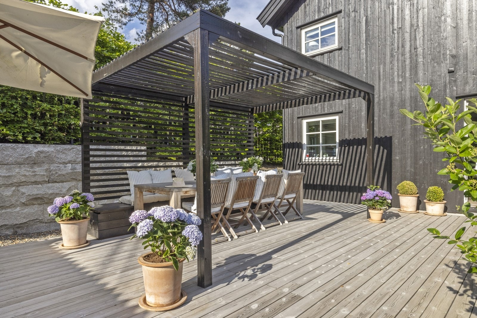 Herlig uteplass med svært gode solforhold Galleribilde