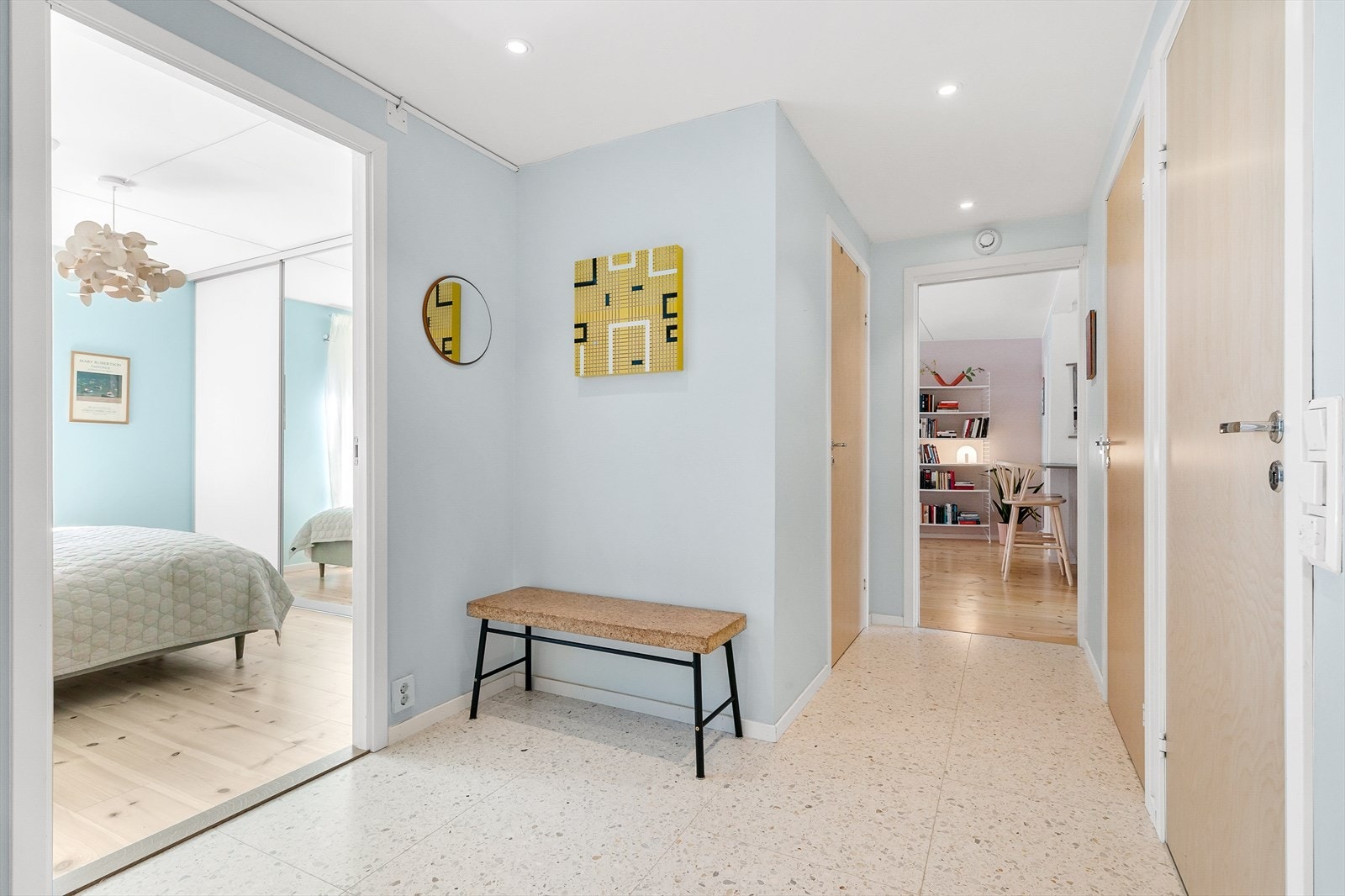 Her er det plass til å innrede med for eksempel skoskap eller knagger på veggen Galleribilde