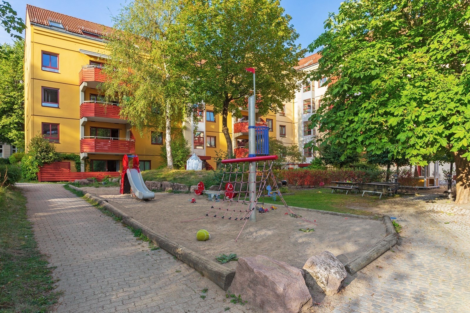 Flott bakgård for store og små. Galleribilde