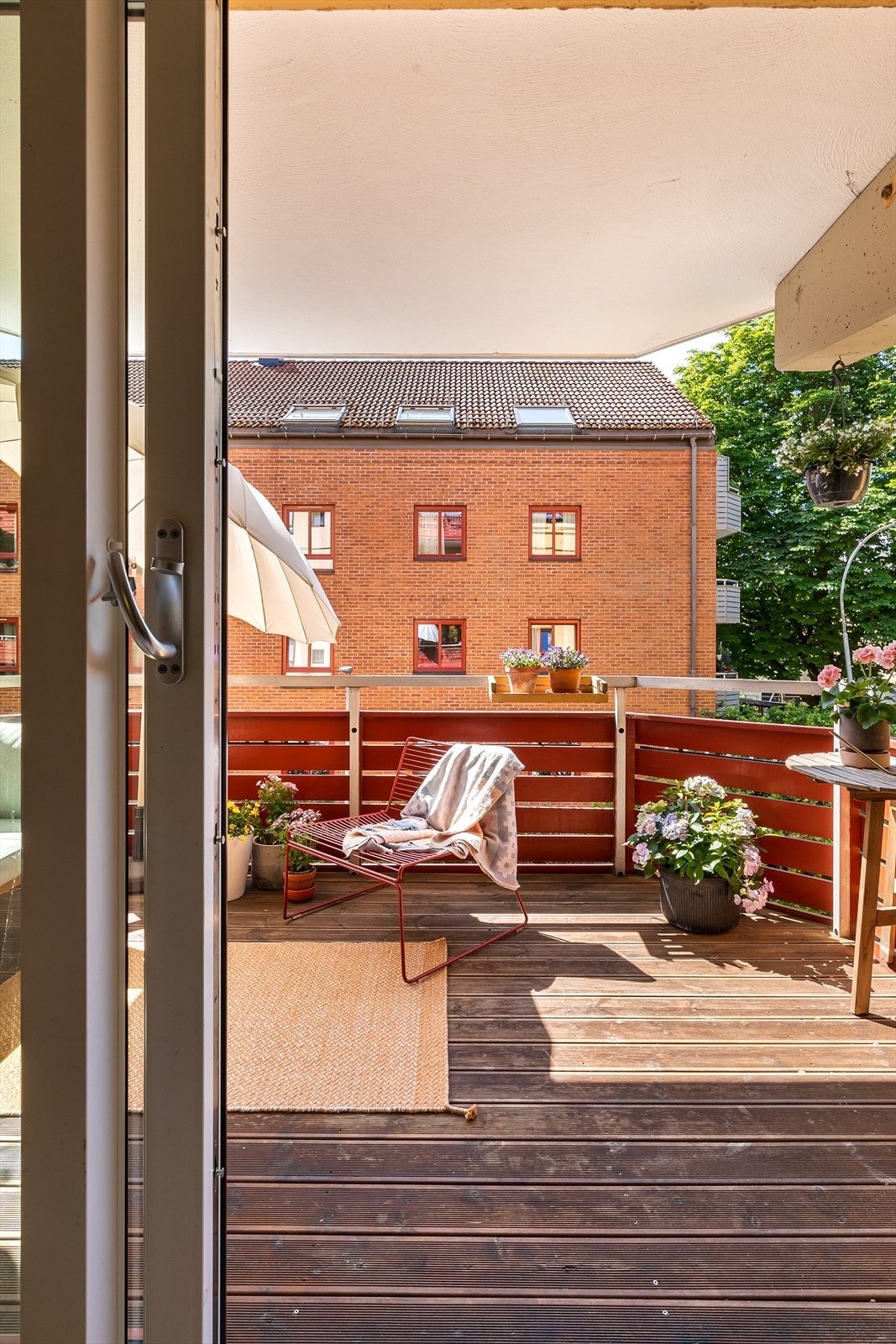 Den herlige balkongen byr på rikelig med sol, utsyn mot Bjølsenparken og er skjermet for støy. Galleribilde