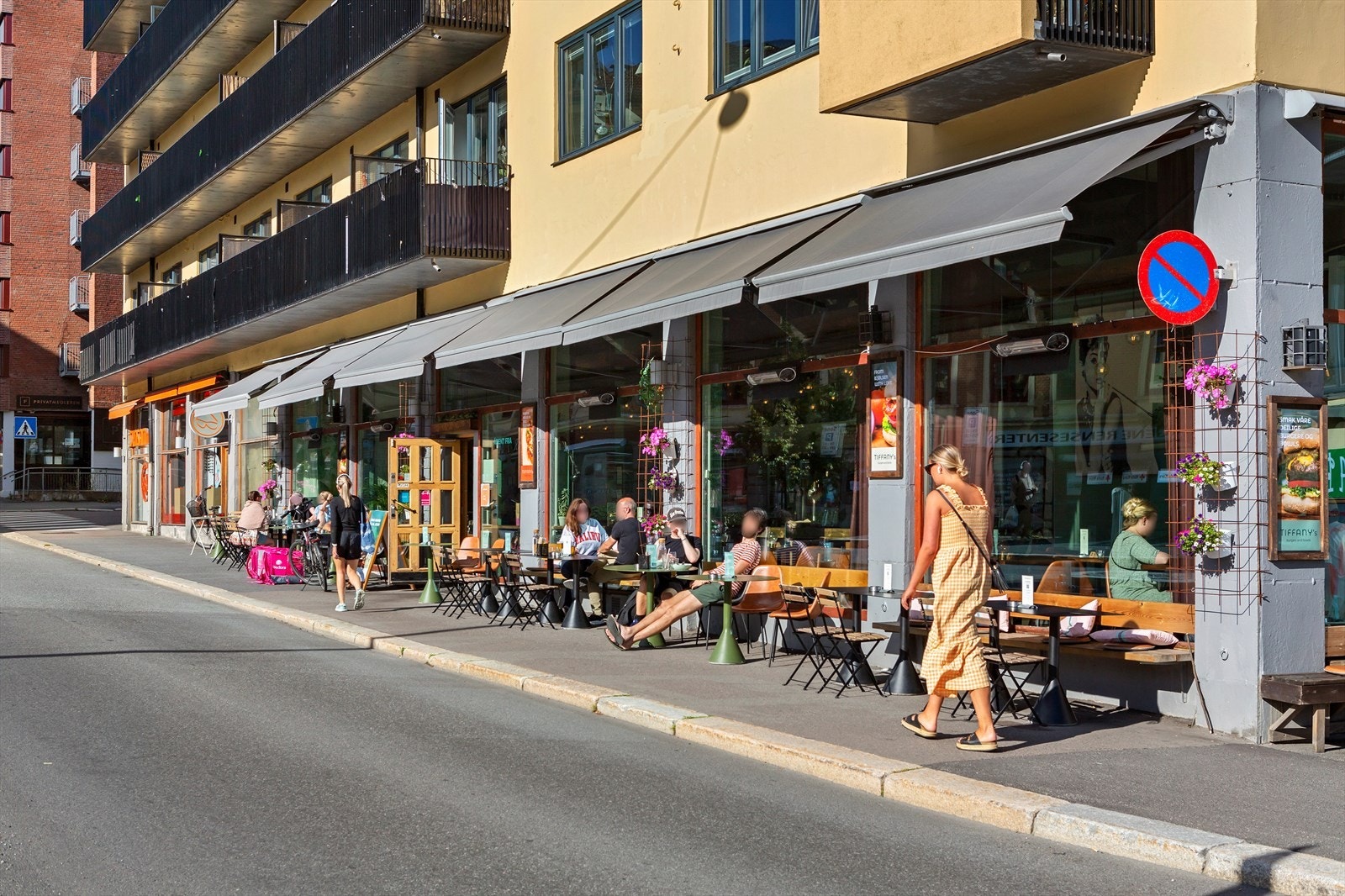 Nærområdet byr på flere koselige kaféer og restauranter, som Tiffany`s, Mat & Mer, Sushi Asian Kitchen, Bjølsen bakeri m.m. Galleribilde