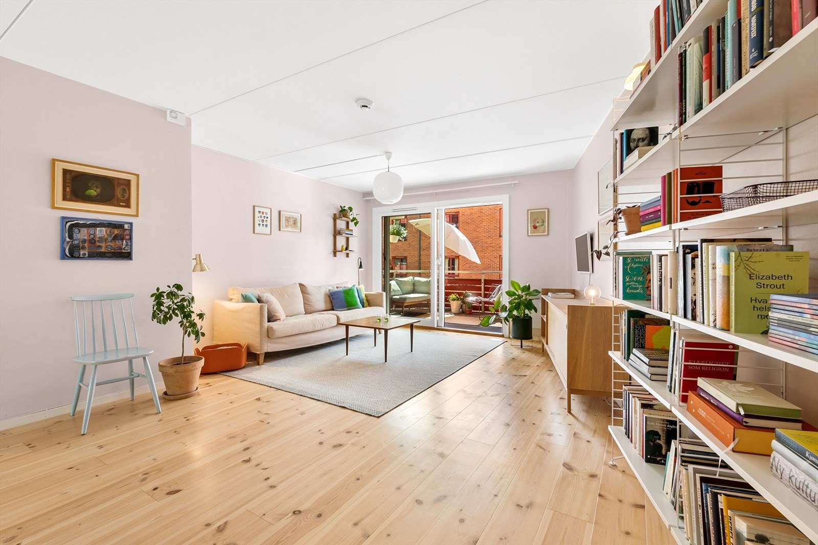 Stuen tilbyr god plass til både sofagruppe og spisebord, og de store vinduene slipper rikelig med naturlig lys inn i rommet, noe som skaper en luftig atmosfære. Galleribilde