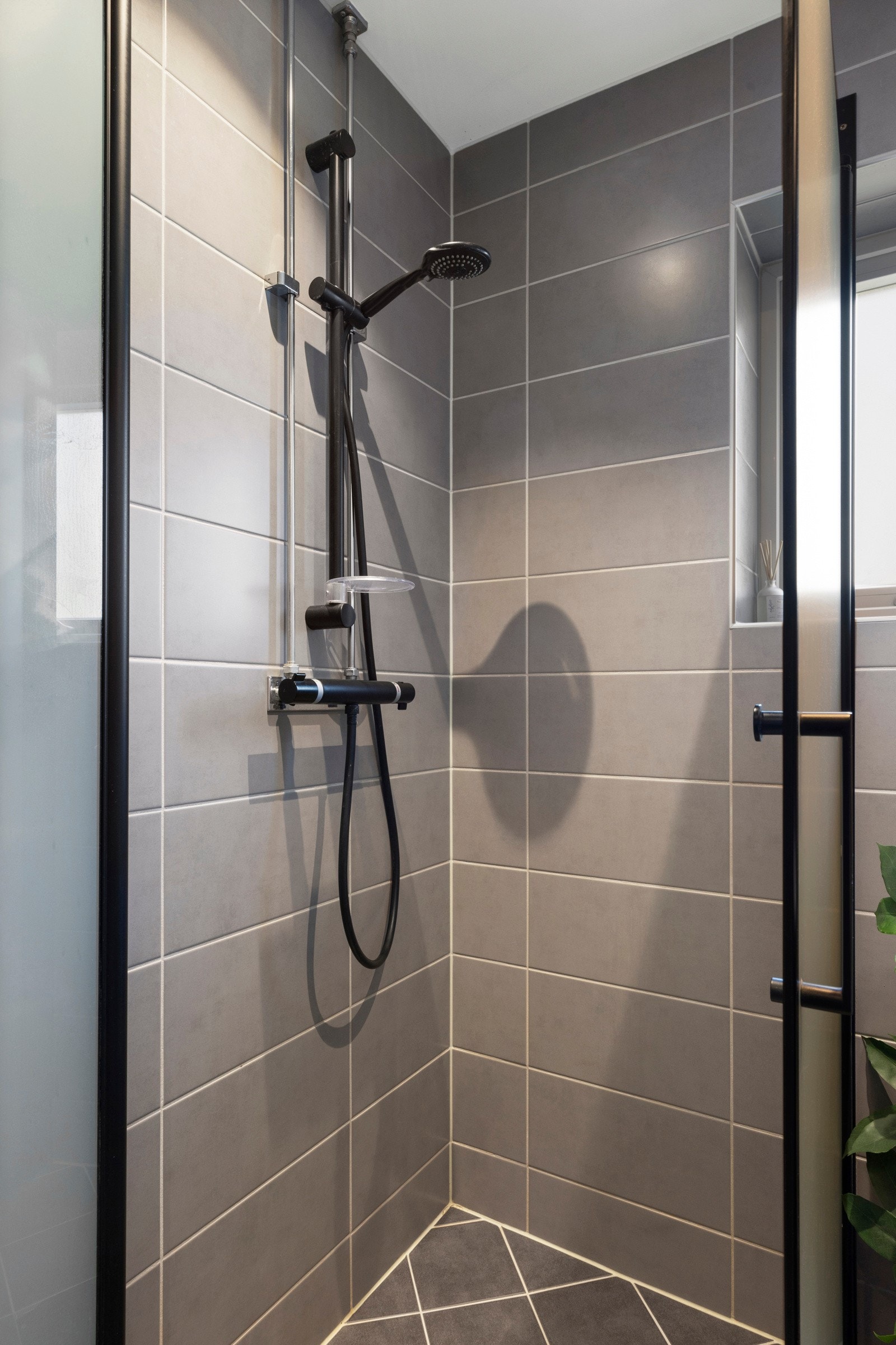 Det er dusjhjørne og vegghengt toalett, samt opplegg for vaskemaskin og downlights i himlingen. Galleribilde