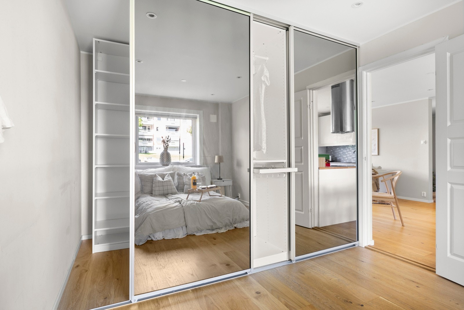 Rommet har en stor skyvedørsgarderobe med speil. Galleribilde