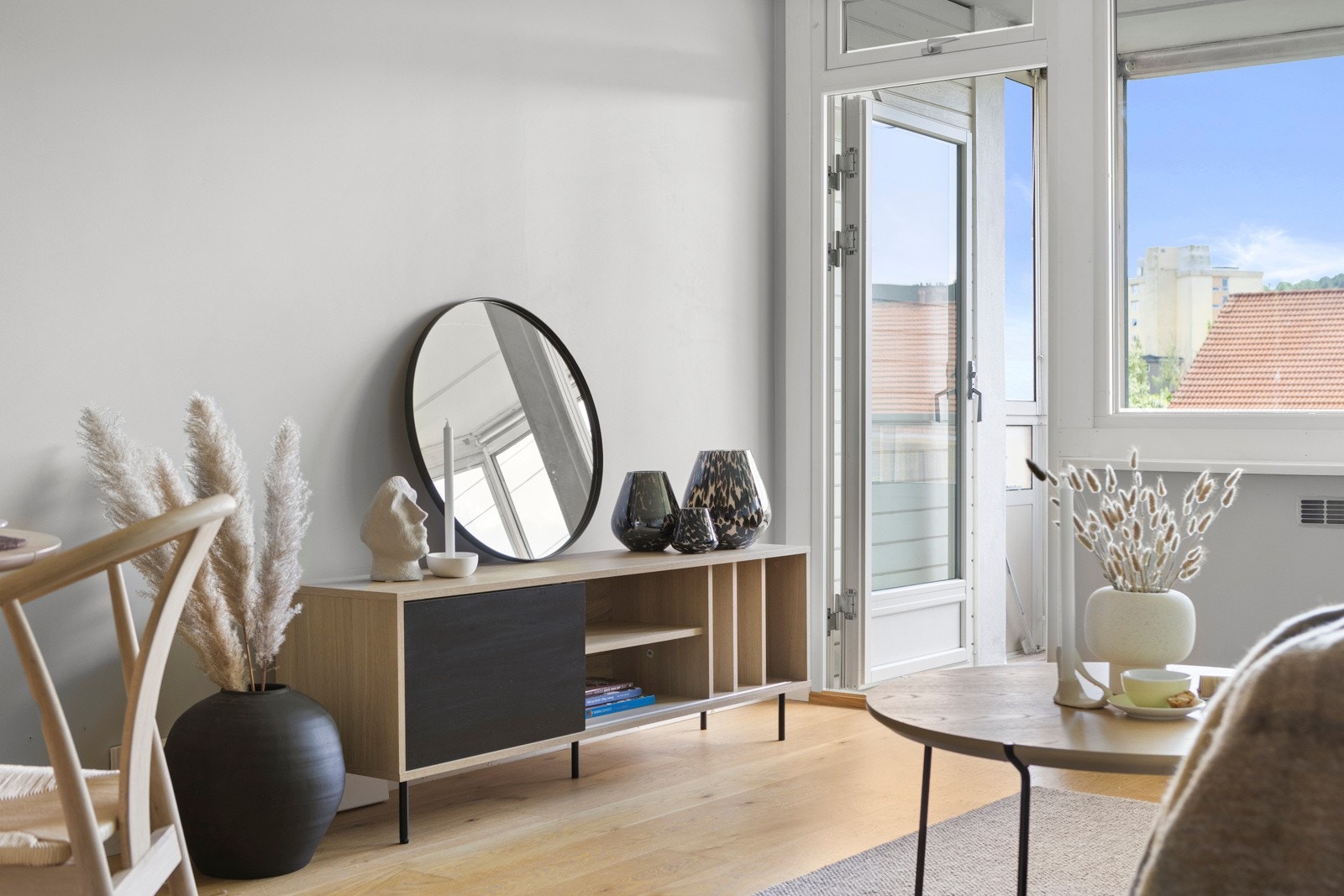 Store vindusflater slipper inn rikelig med naturlig lys. Galleribilde