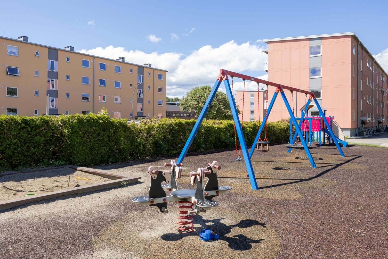 Leiligheten er tilbaketrukket og barnevennlig beliggende i et populært og veletablert boligområde på Manglerud. Galleribilde