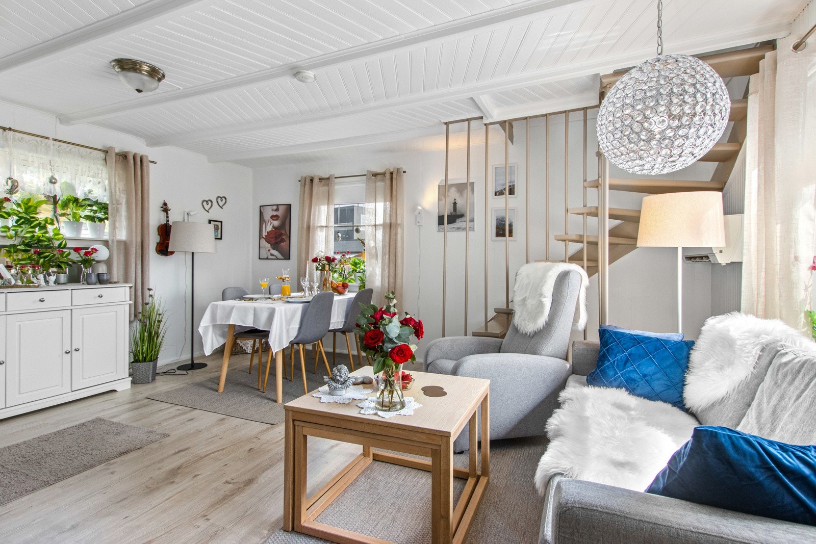 Trapp fra stuen som fører opp til boligens 2.etg Galleribilde