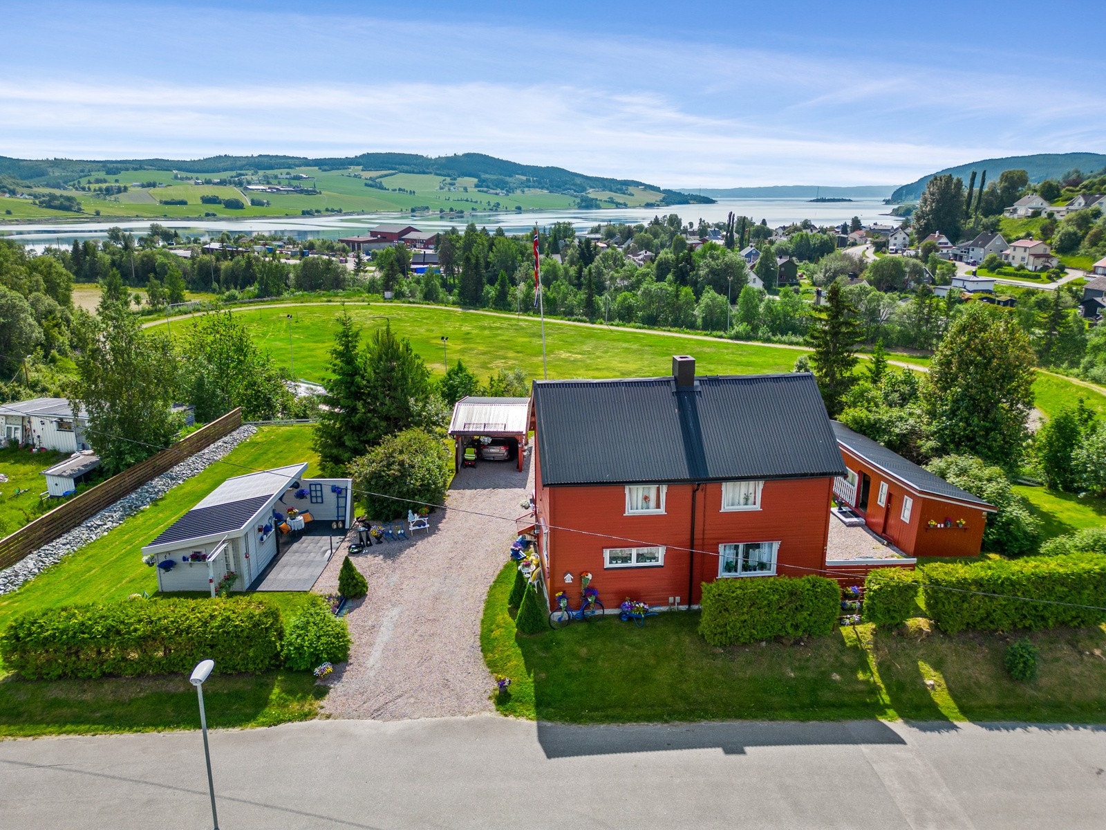 Stor og pent opparbeidet tomt med utsikt utover Malmsundet. Galleribilde