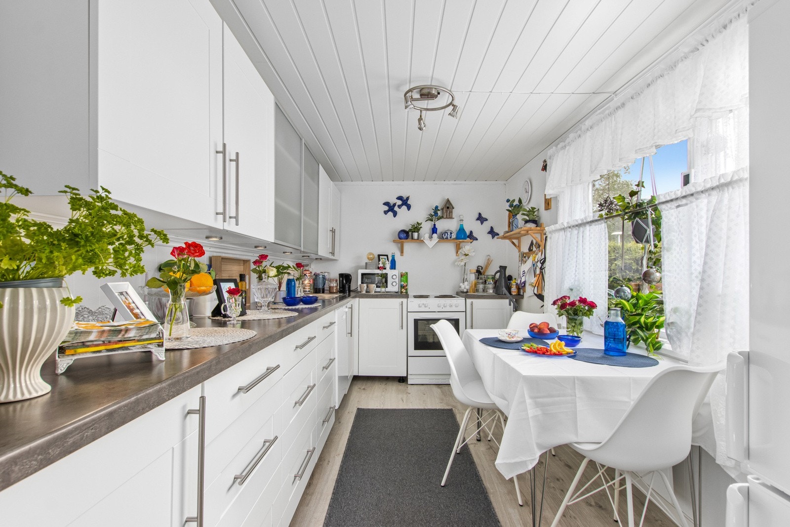 Kjøkken med slette fronter. Godt med skap og benkeplass Galleribilde