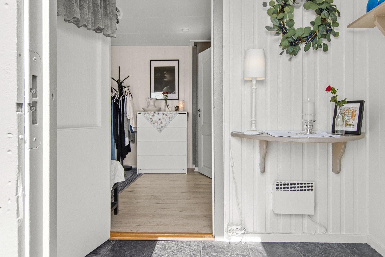 Innsyn fra yttergang til entre Galleribilde