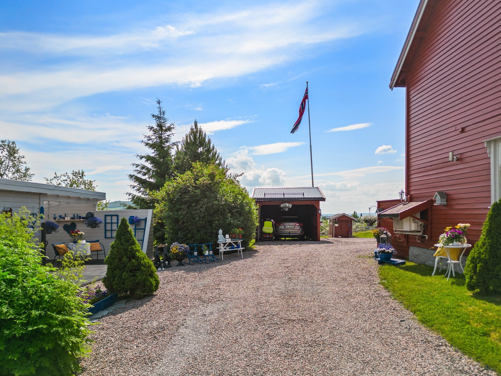 Pent opparbeidet gårdsplass med direkte adkomst til garasje Galleribilde