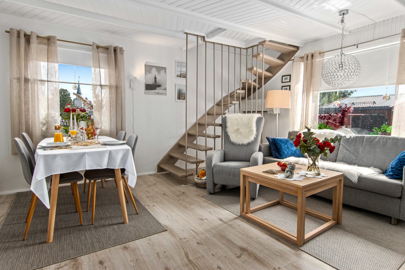 Stue med god plass til sofagruppe og spisebord Galleribilde