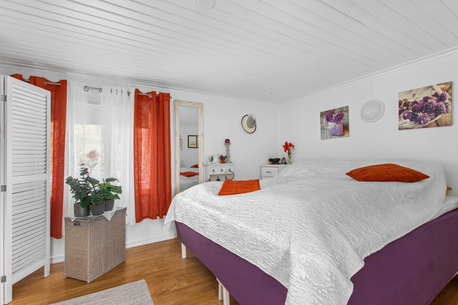 Boligen har 2 romslige soverom med god plass til garderobeløsning Galleribilde