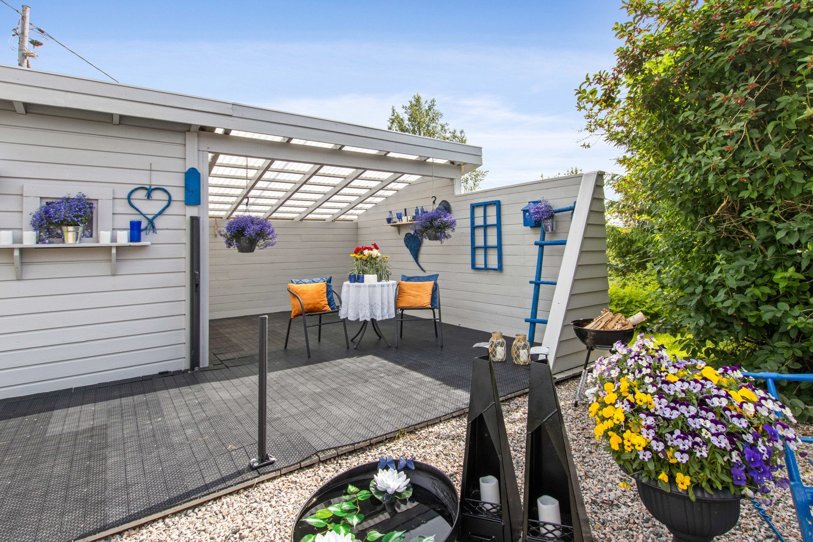 Hyggelig uteplass med takoverbygg Galleribilde