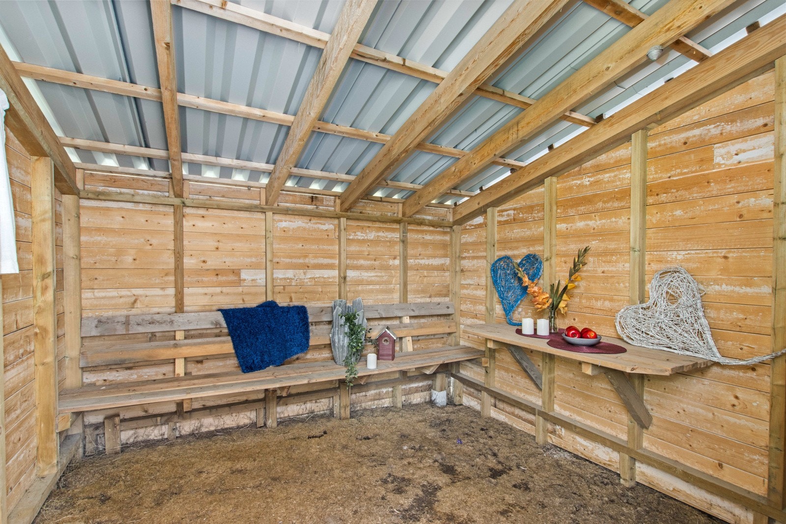 På eiendommen finnes det både garasje, hagestue/takoverbygd uteplass og uthus Galleribilde